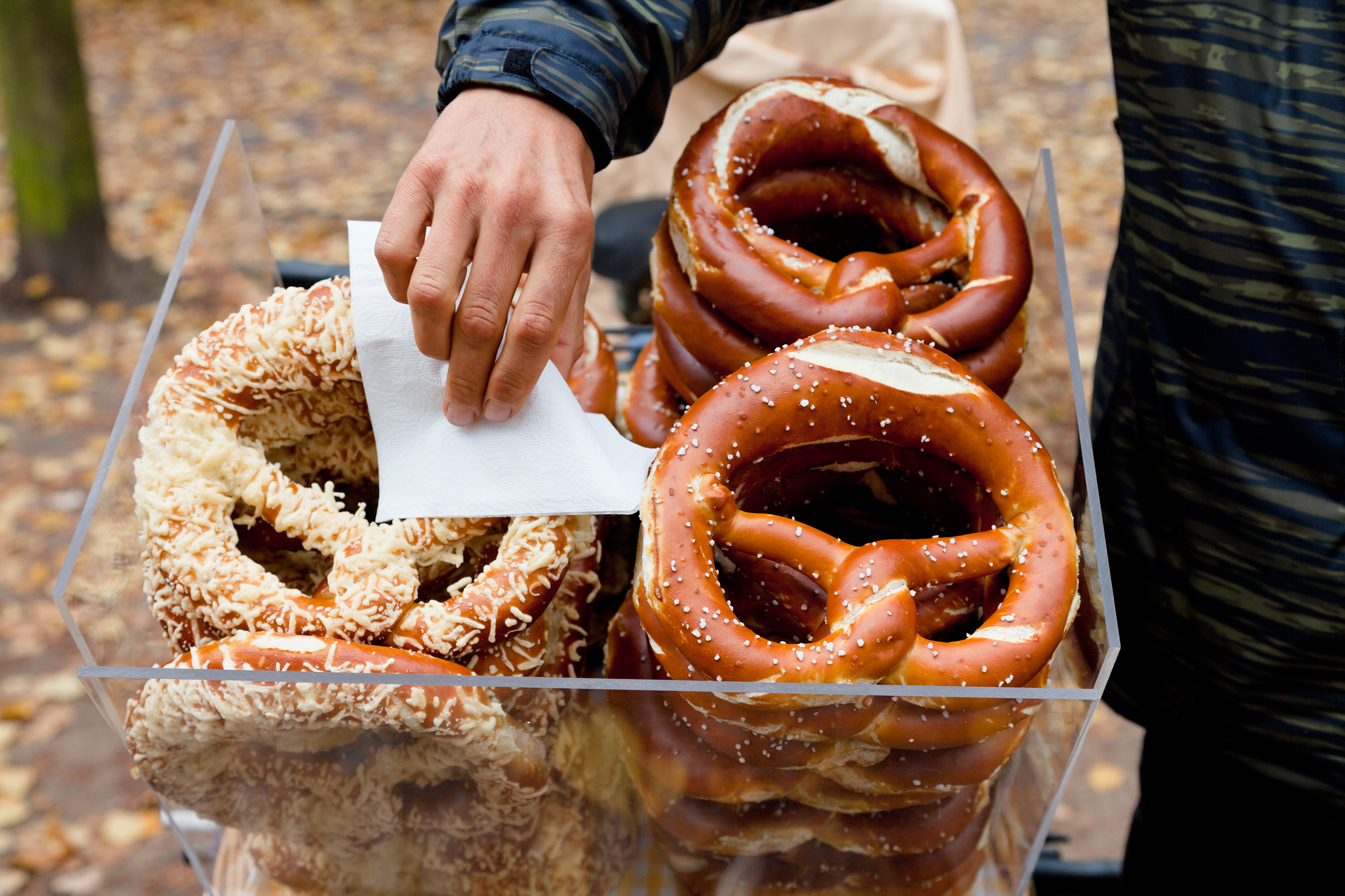 Traditionelle tyske kringler på madmarked i Berlin