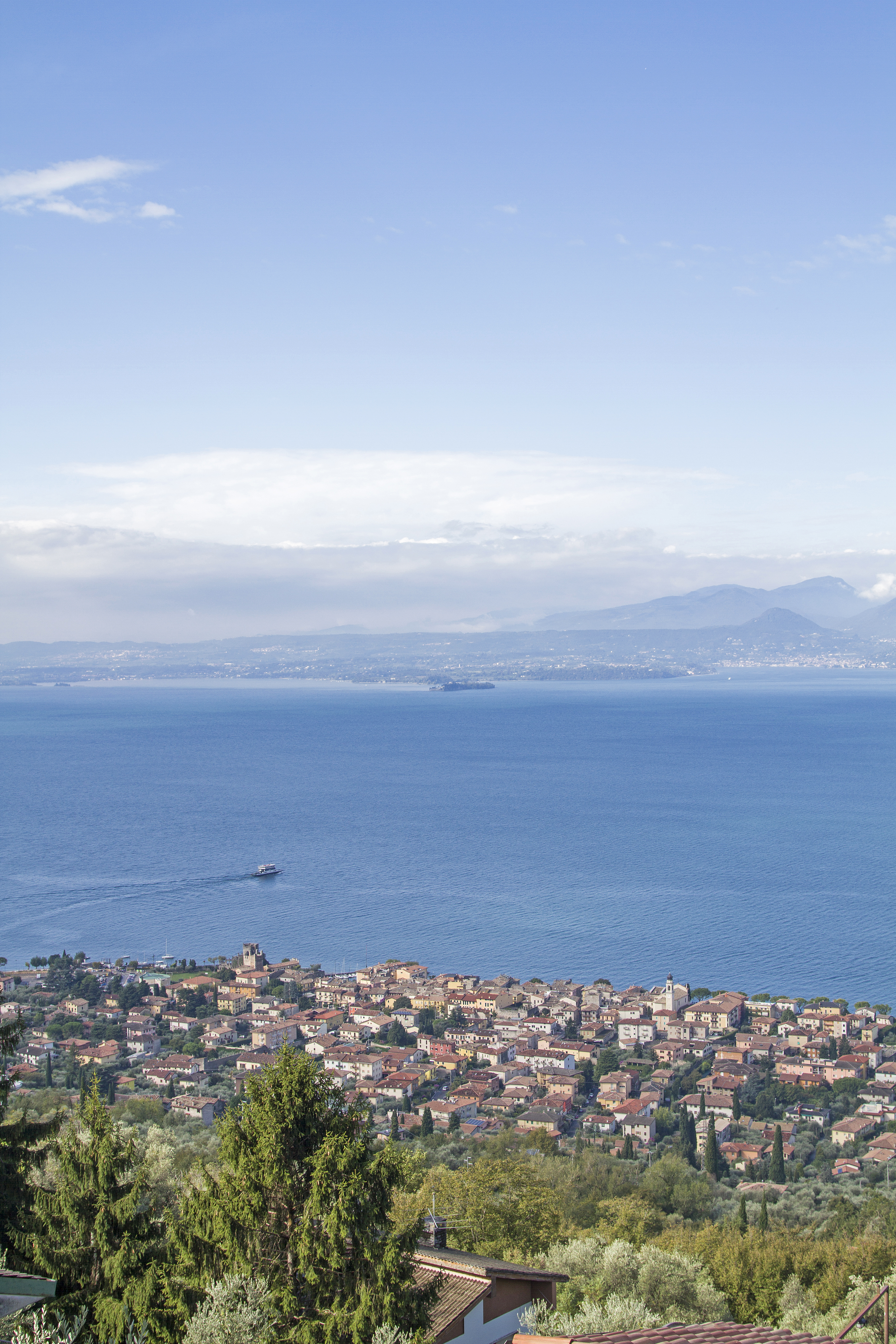 Betagende panoramaudsigt fra Balcone del Garda i Albisano over Gardasøen og den charmerende middelalderby Torri del Benaco i Norditalien