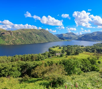 Luftfoto af Ullswater sø i Lake District England med grønne bakker og blå himmel