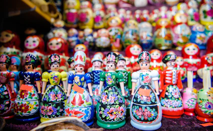 Traditionelle ungarnske folkedukker i farverige broderede dragter på marked i Budapest