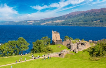 Historiske ruiner af Urquhart Slot med udsigt over Loch Ness søen i det skotske højland på en solrig sommerdag