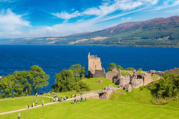 Historiske ruiner af Urquhart Slot med udsigt over Loch Ness søen i det skotske højland på en solrig sommerdag