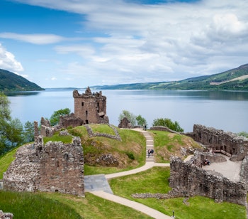 De historiske ruiner af Urquhart Slot med udsigt over den berømte Loch Ness sø i det skotske højland