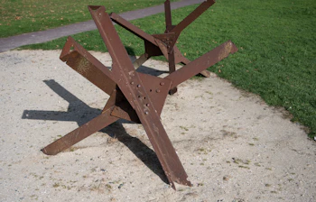 Rustne tjekkiske pindsvin anti-tank forhindringer på Utah Beach i Normandiet, Frankrig – historisk mindesmærke fra D-dag den 6. juni 1944
