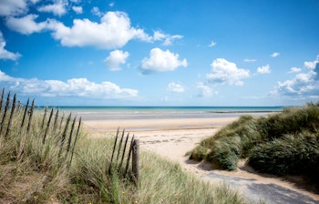 Historiske Utah Beach i Normandiet, Frankrig - landingssted fra D-dag med mindesmærke og blå himmel