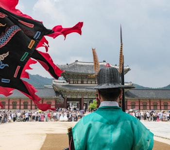 Traditionel vagtskifte-ceremoni med farverige uniformer ved den historiske port til Gyeongbokgung-paladset i Seoul, Sydkorea