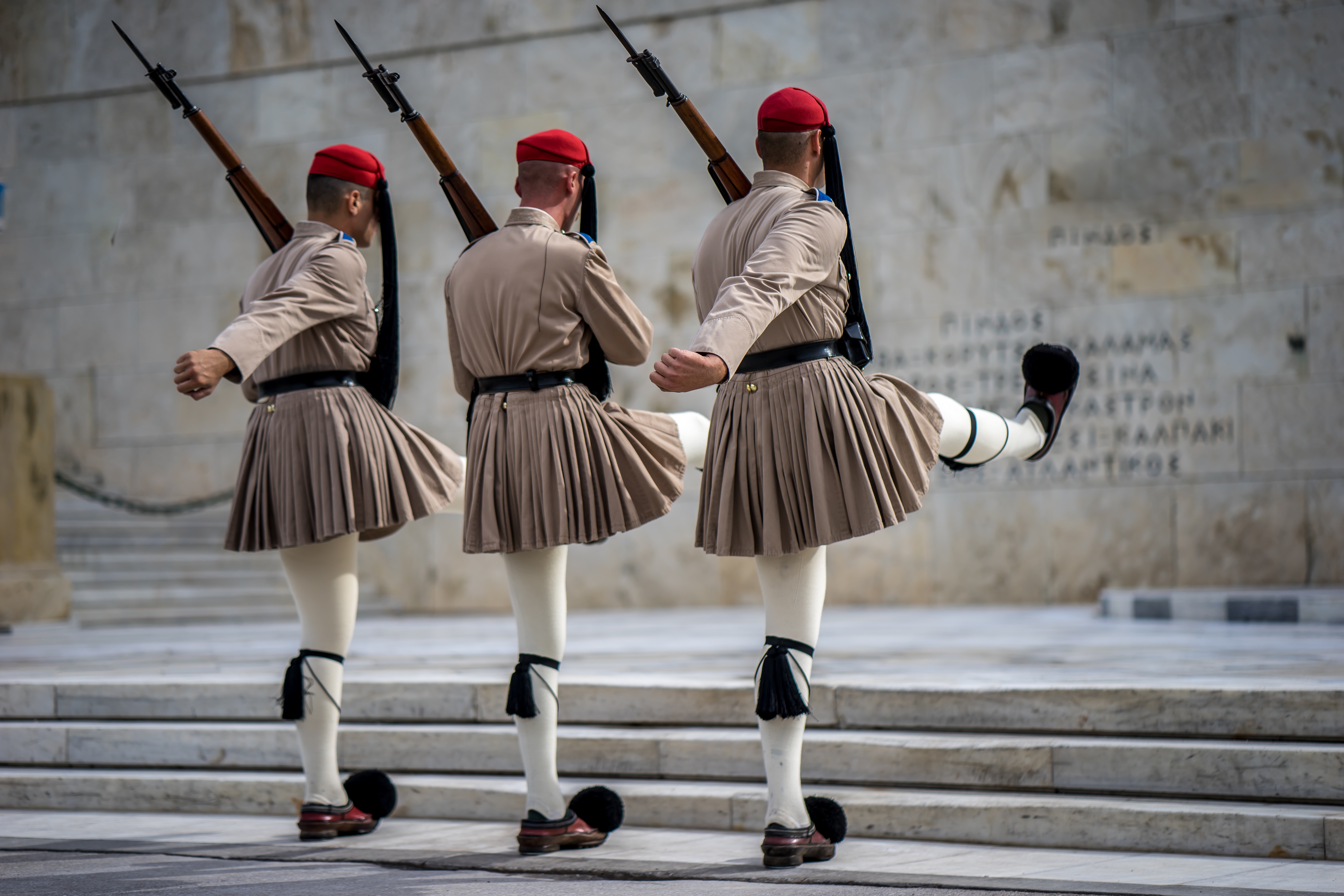 Traditionelt vagtskifte med Evzones-soldater i farverige uniformer ved parlamentet på Syntagma-pladsen i Athen, Grækenland