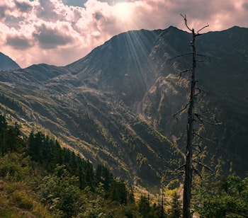 Betagende efterårslandskab i Val Grande nationalpark med farverige skove, majestætiske bjergtinder og historiske stenbygninger i de nordlige italienske alper