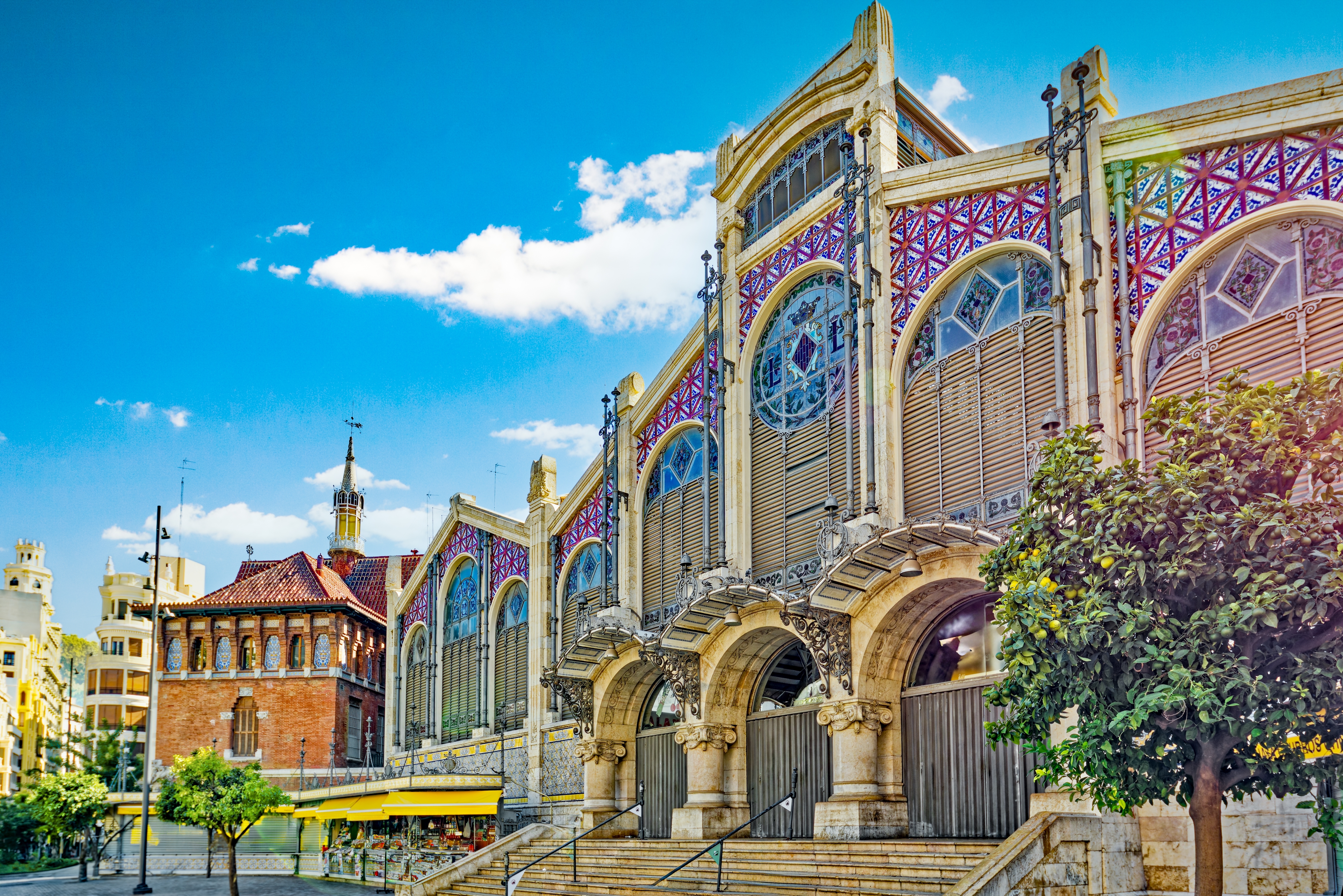 Historisk Central Market bygning med farverig mosaik facade i Valencia Spanien