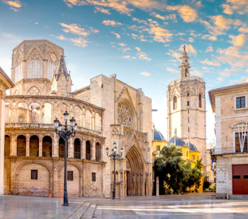 Historisk katedral i Valencia med det ikoniske El Micalet tårn, en del af byens gamle centrum og kulturarv på vores solformørkelsesrejse