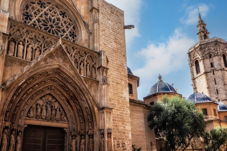 Den imponerende Valencia Katedral dedikeret til Jomfru Maria - en historisk bygning opført mellem 1252 og 1482 på stedet for en tidligere moské i hjertet af Valencia, Spanien
