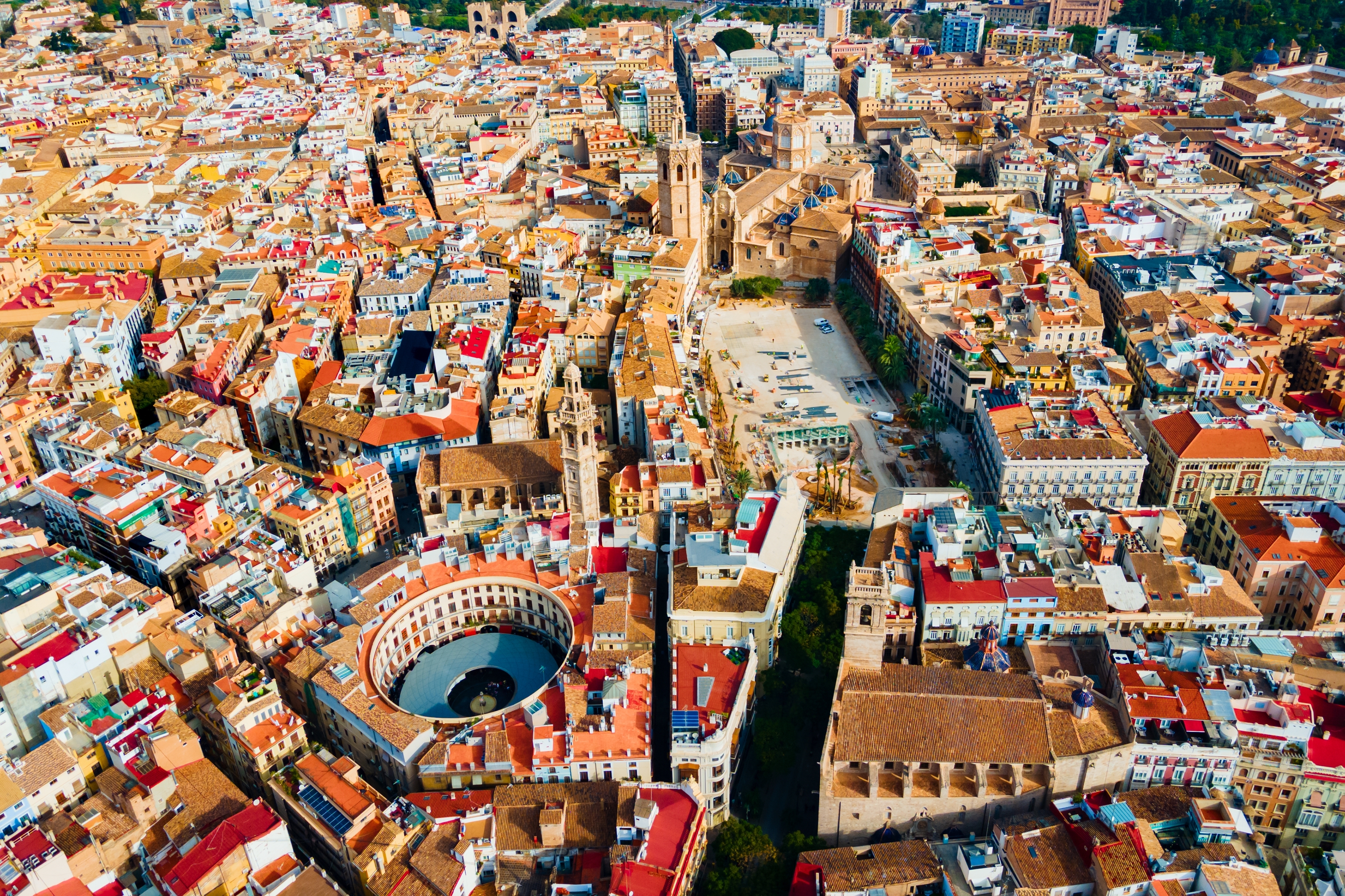 Panoramisk luftudsigt over Valencias historiske bycentrum med den karakteristiske arkitektur og byens skyline - Spaniens tredjestørste kommune