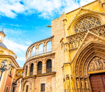 Plaza de la Virgen med den imponerende katedral i Valencias historiske bykerne under blå himmel, Spanien