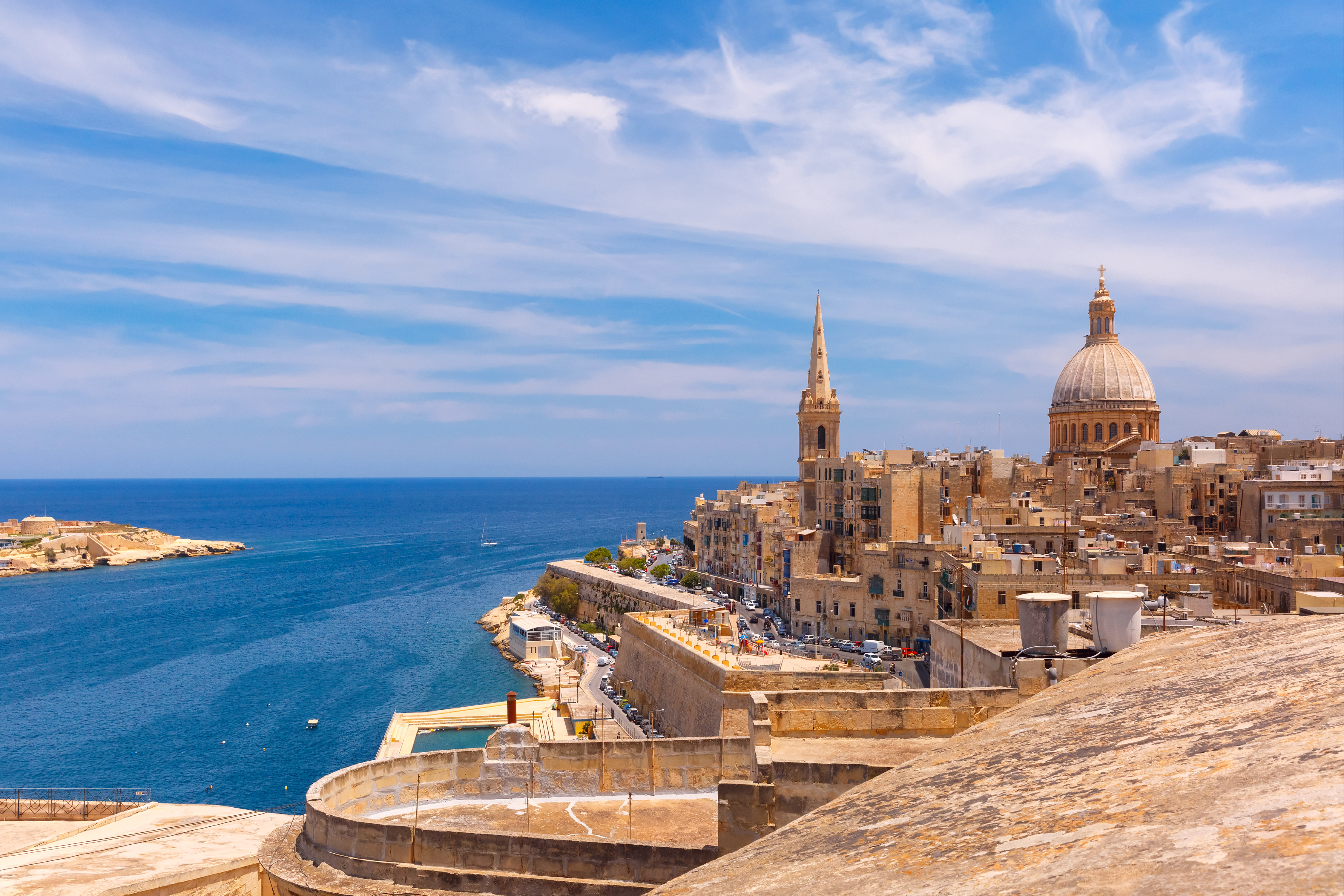 Valletta Malta historisk havnefront med barok katedral kuppel og klokketårn ved Middelhavet