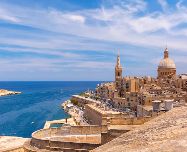 Valletta Malta historisk havnefront med barok katedral kuppel og klokketårn ved Middelhavet
