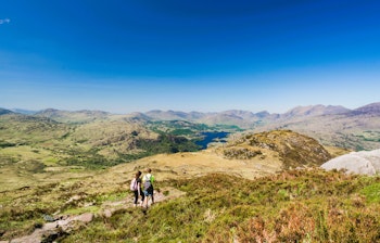 Vandrere på bjergsti i Killarney National Park Irland naturlandskab