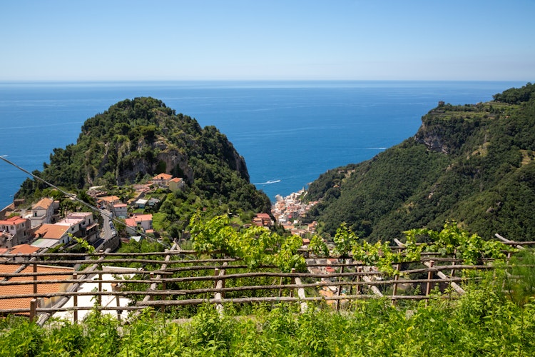 Betagende udsigt over Pontone, Amalfi og Atrani fra vandreruten mellem Scala og Ravello på Amalfikysten