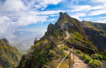Smuk vandrerute langs bjergkammen på Pico do Arieiro på Madeira med dramatiske klipper og panoramaudsigt over dalen