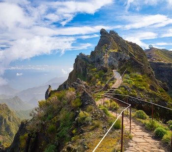 Smuk vandrerute langs bjergkammen på Pico do Arieiro på Madeira med dramatiske klipper og panoramaudsigt over dalen