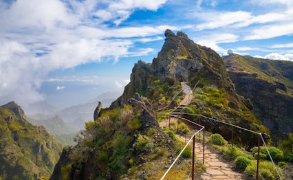 Smuk vandrerute langs bjergkammen på Pico do Arieiro på Madeira med dramatiske klipper og panoramaudsigt over dalen