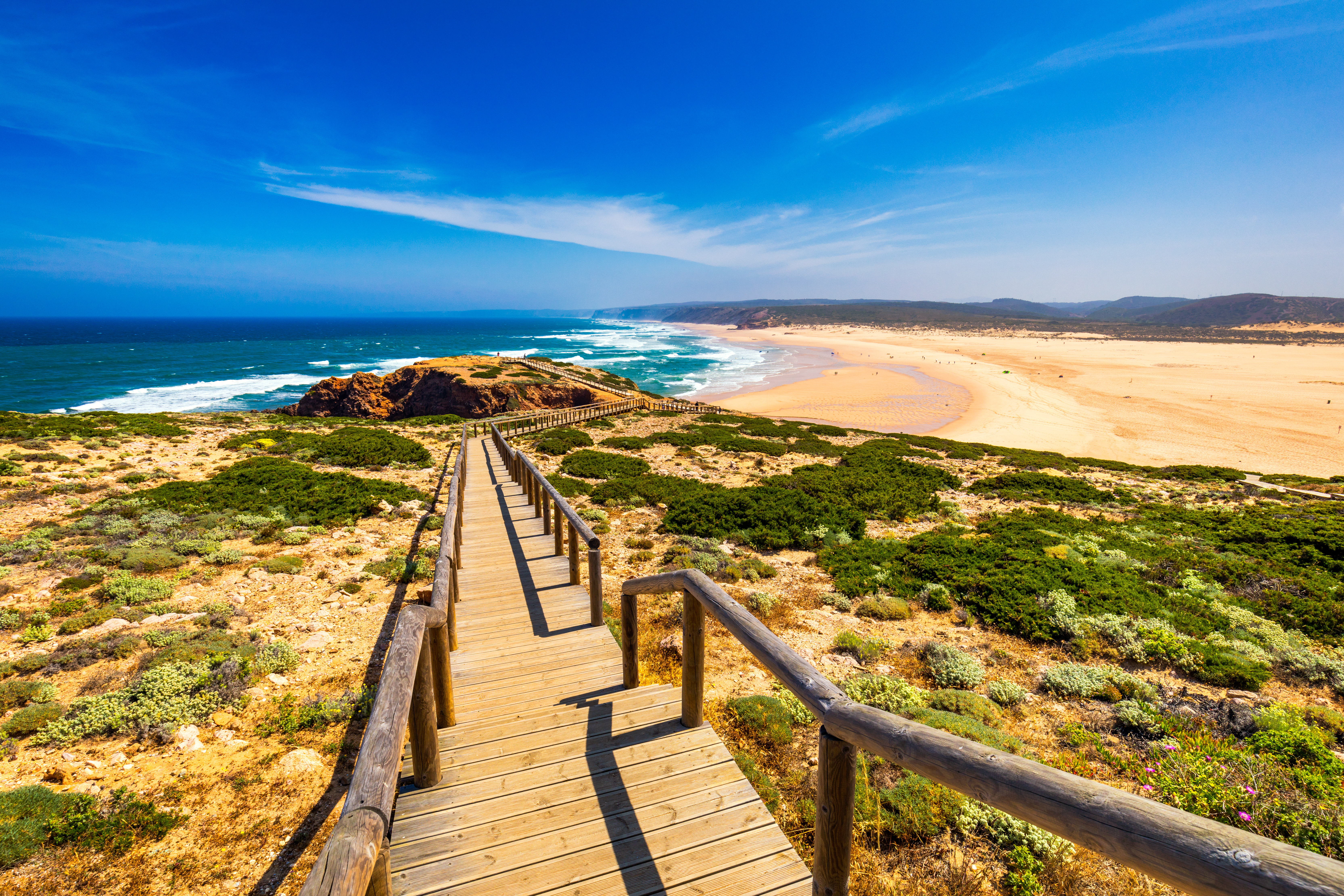 Træpromenade med udsigt over Praia da Bordeira strand på Fisherman's Trail vandresti i Algarve, Portugal - perfekt til vandreferie langs Atlanterhavskysten