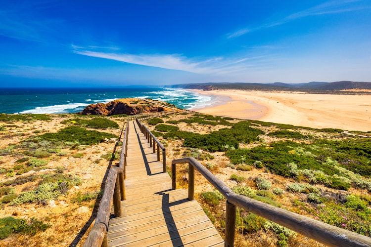 Træpromenade med udsigt over Praia da Bordeira strand på Fisherman's Trail vandresti i Algarve, Portugal - perfekt til vandreferie langs Atlanterhavskysten