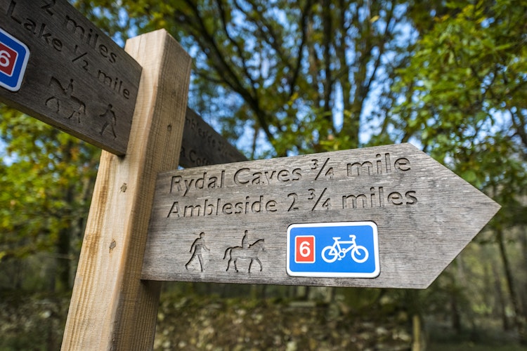 Træskilt på vandreruten til Rydal Caves i Lake District, England - en del af vores 8-dages vandreferie med dansktalende rejseleder