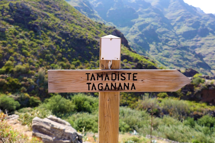 Træskilt på vandrerute der viser vej til Tamadiste strand og Taganana landsby i Anaga bjergene på Tenerife