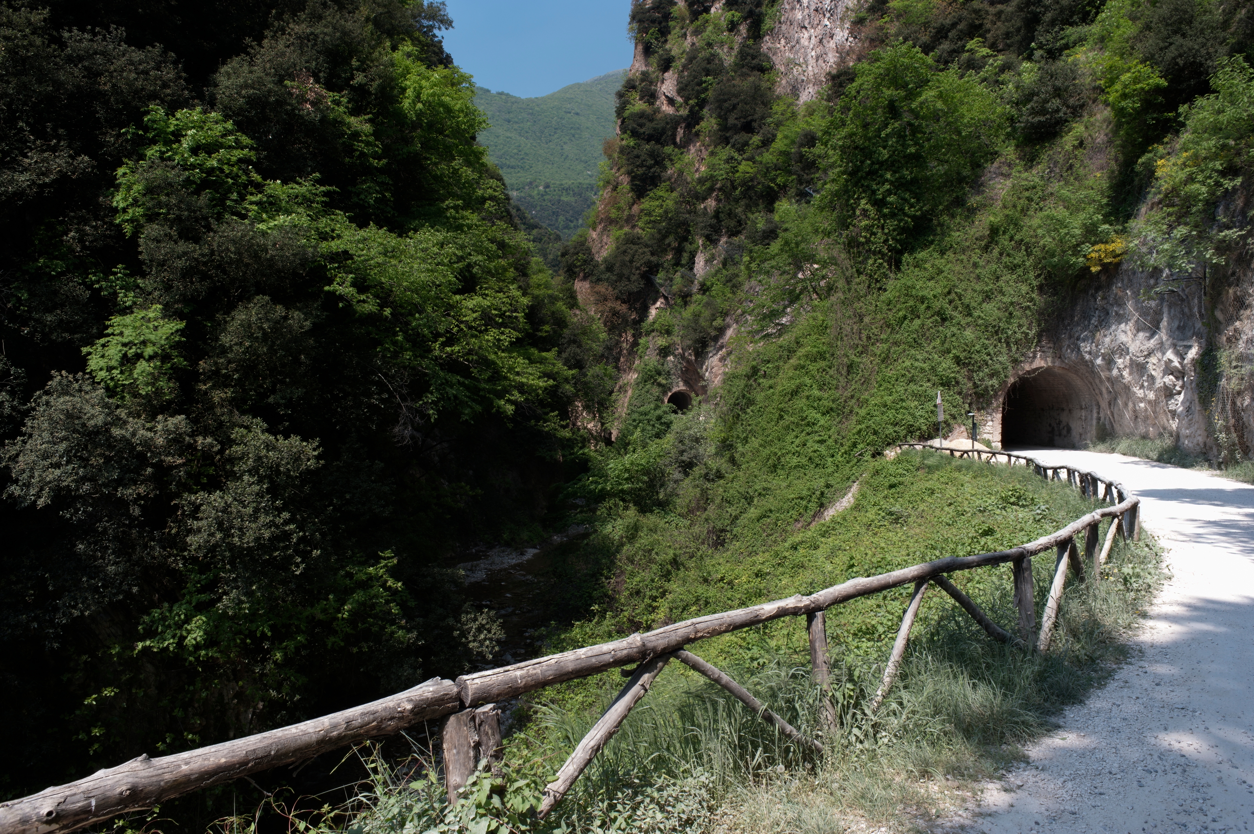 Smuk vandrerute gennem Valle delle Cartiere i Norditalien med stejle bjerge, grønne skove og blåt flodvand