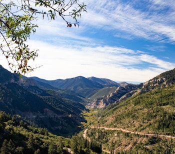 Naturskøn vandrerute langs jernbanespor i Vouraikos-kløften på Peloponnes under vandreferie i Grækenland