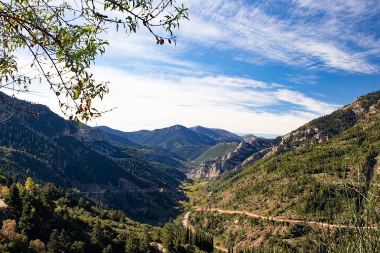 Naturskøn vandrerute langs jernbanespor i Vouraikos-kløften på Peloponnes under vandreferie i Grækenland