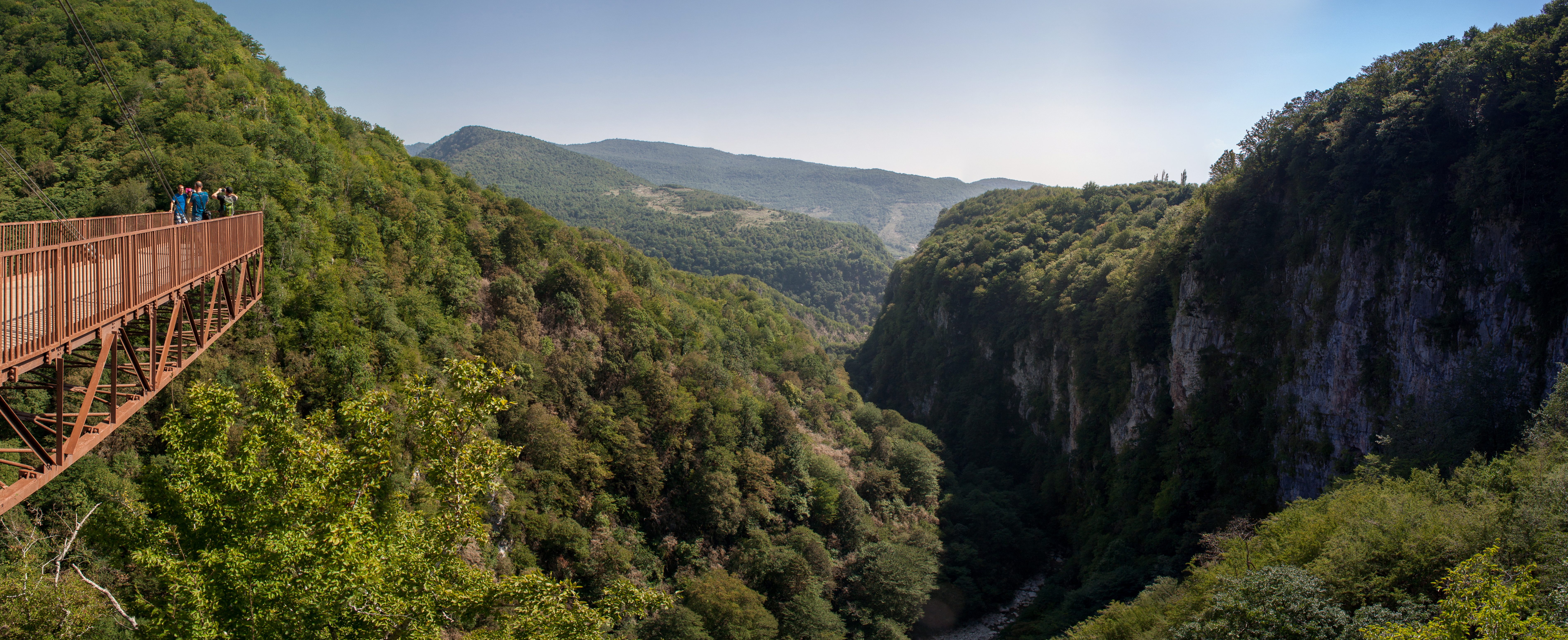 Spektakulær vandresti med rækværk højt over Okatse-kløften i Georgien med udsigt over Svanetis bjerglandskab