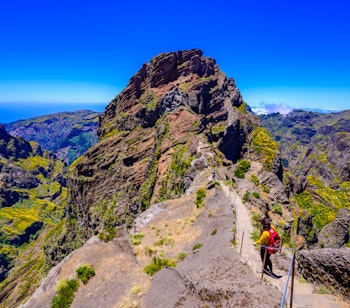 Smuk vandresti PR1 mellem Pico do Arieiro og Pico Ruivo på Madeira, Portugal, med betagende bjerglandskab over skyerne på en solrig sommerdag