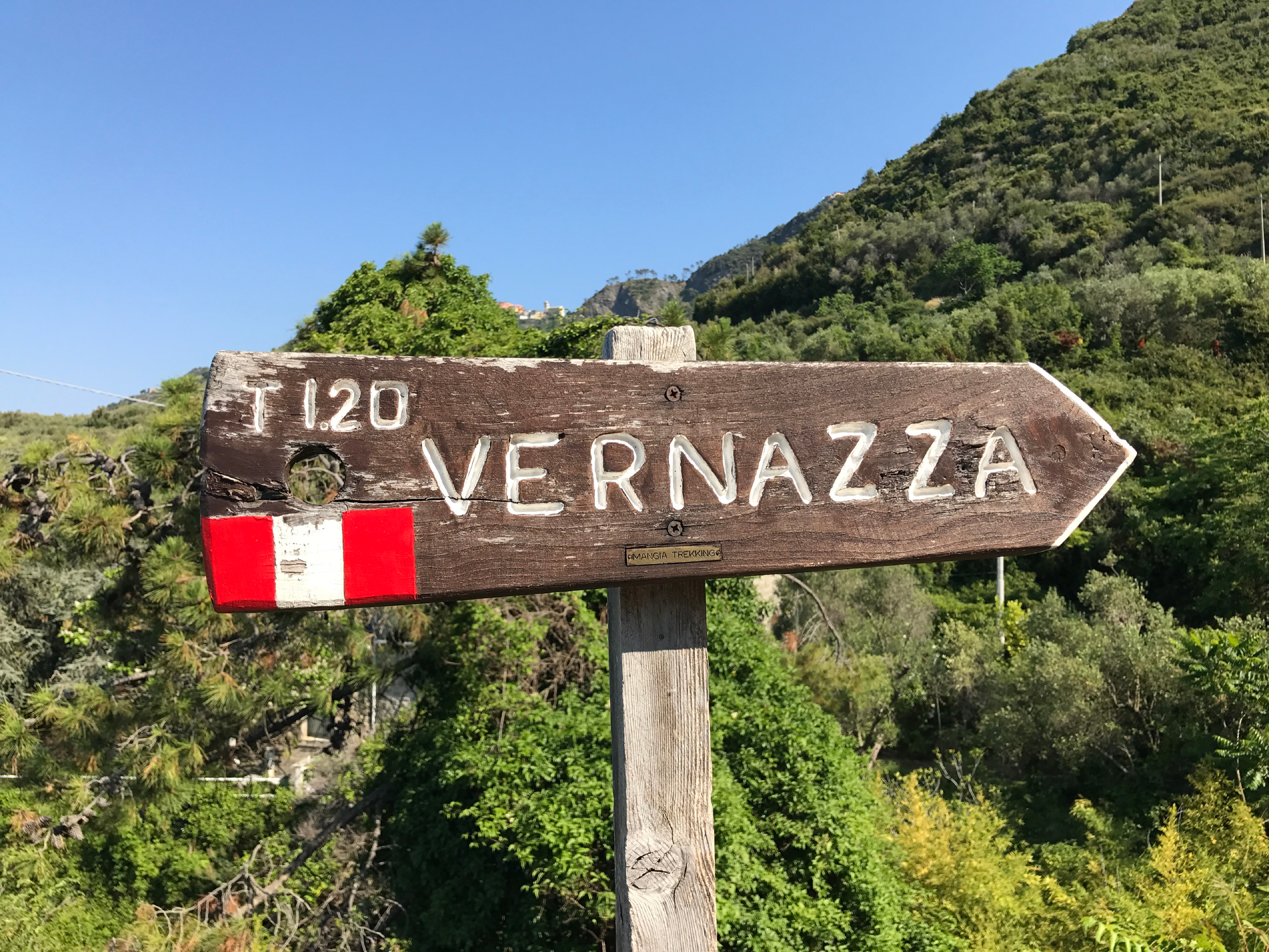 Vandrestiskilt på den berømte sti i Cinque Terre nationalpark, der forbinder de maleriske landsbyer langs Middelhavets kyst i Ligurien