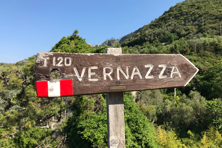 Vandrestiskilt på den berømte sti i Cinque Terre nationalpark, der forbinder de maleriske landsbyer langs Middelhavets kyst i Ligurien