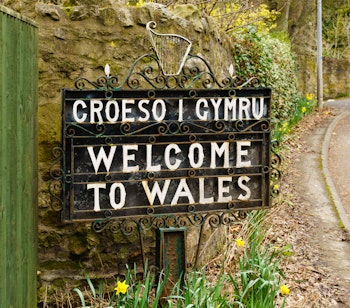 Tosproget velkomstskilt til Wales ved Chirk by, der markerer den historiske grænse mellem England og Wales på den gamle postrute