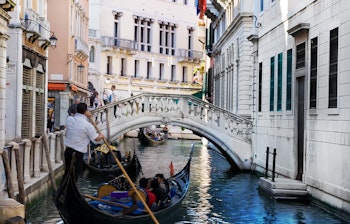 Farverig gondol på Grand Canal i Venedig på en solrig sommerdag med smukke historiske bygninger langs vandkanten