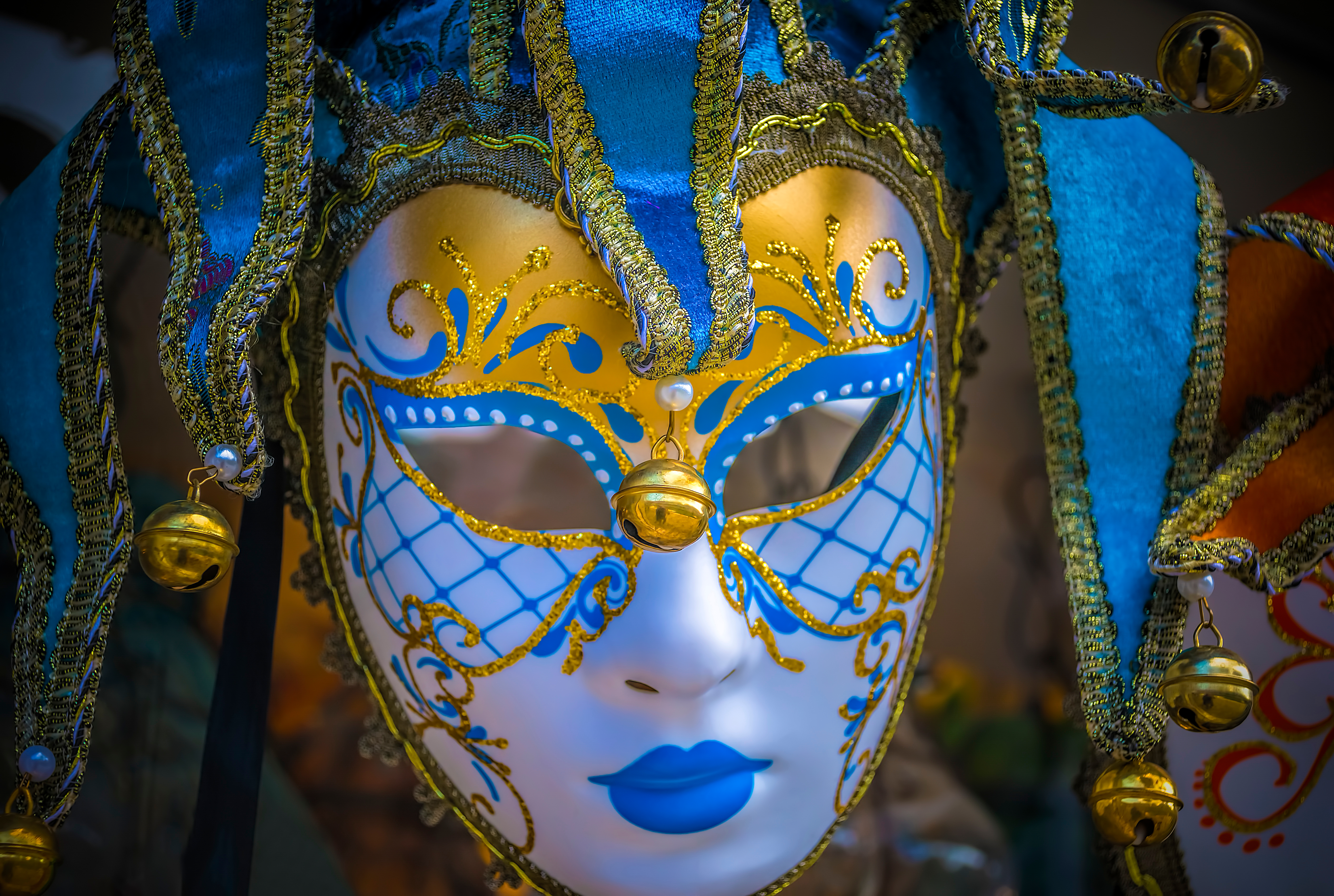 Traditionel venetiansk karnevalsmaske med gulddekorationer fra det berømte karneval i Venedig, Italien