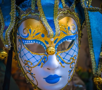 Traditionel venetiansk karnevalsmaske med gulddekorationer fra det berømte karneval i Venedig, Italien