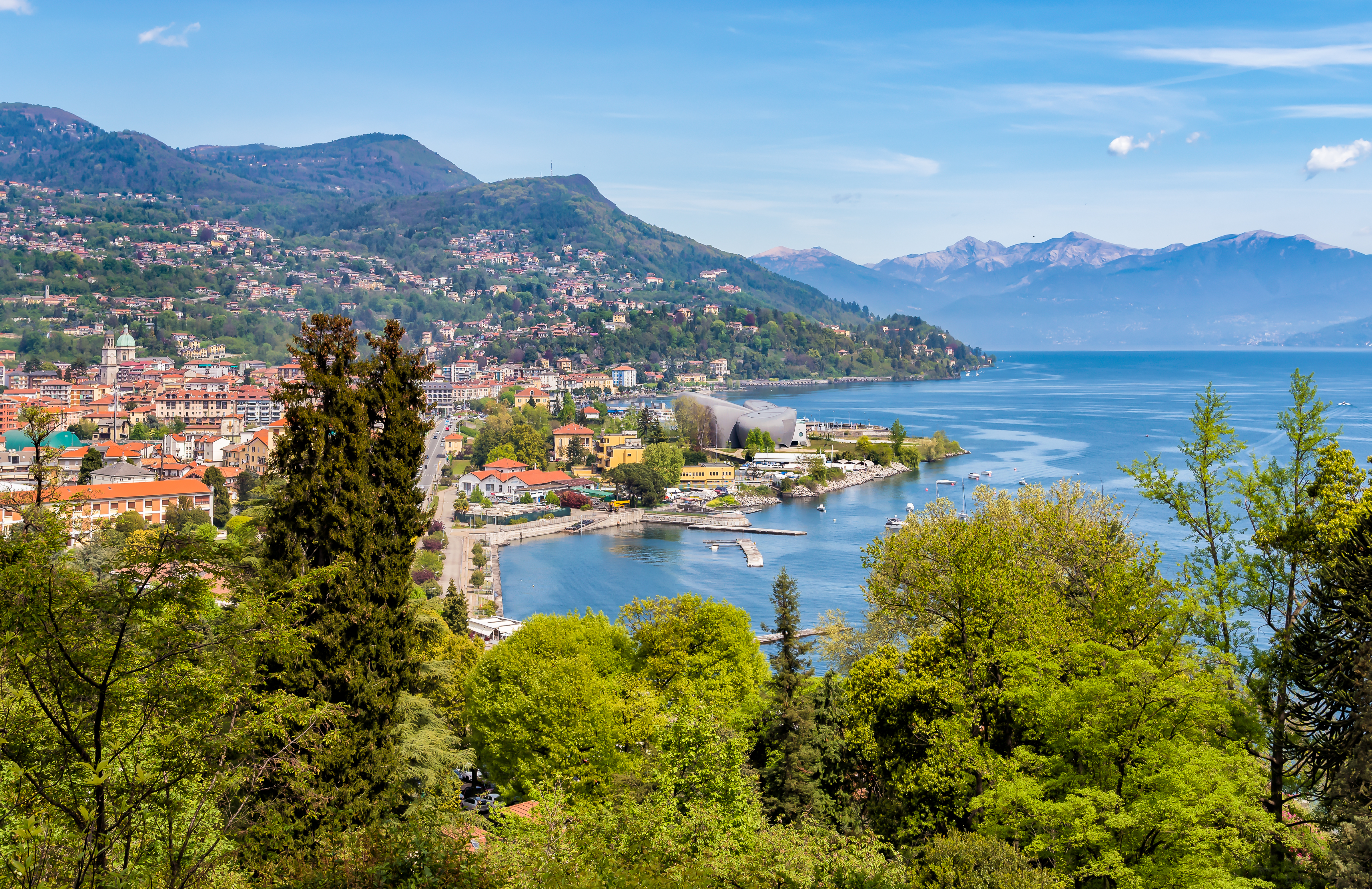 Panoramaudsigt over Verbania by ved Lago Maggiore med bjerge og havn i det nordlige Italien