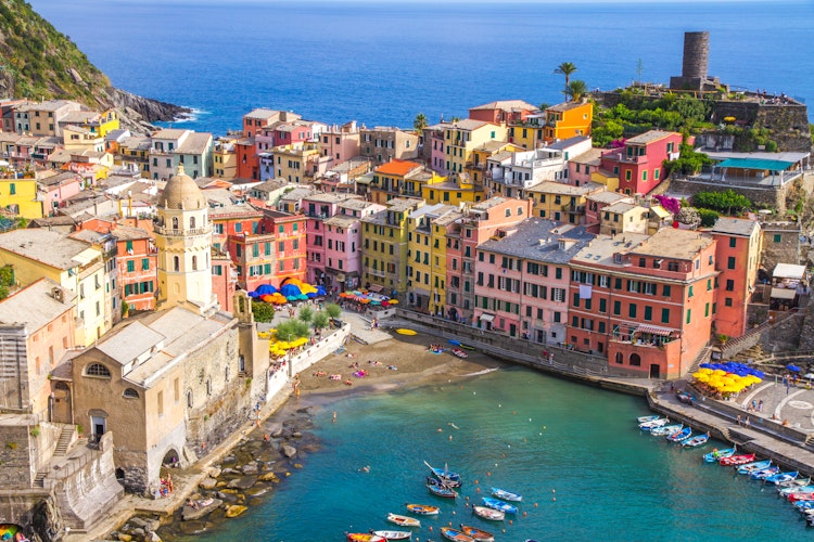 Farverige huse i Vernazza, Cinque Terre med udsigt over det azurblå Middelhav - opdag dette på vores vandreferie i Italien