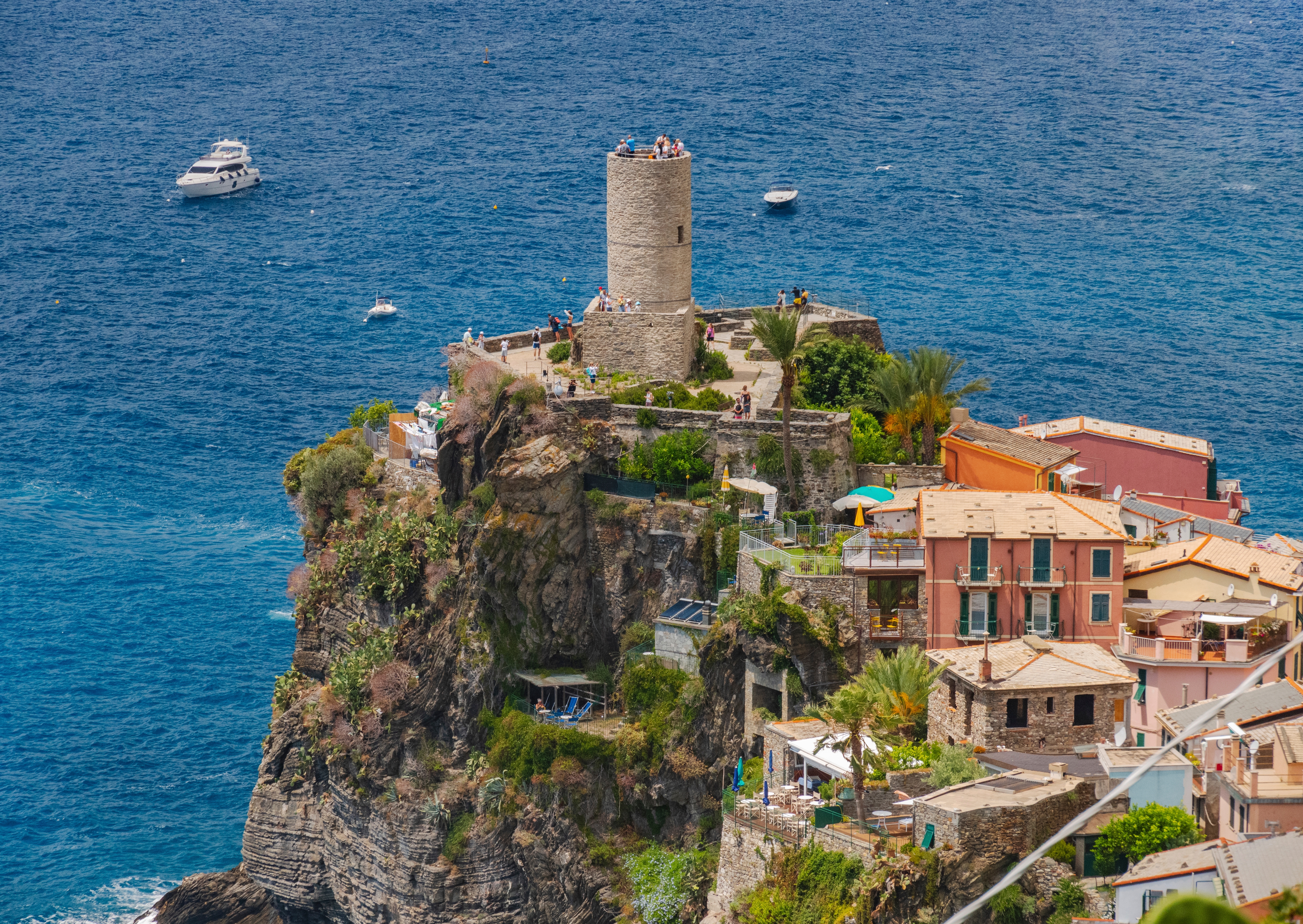 Malerisk udsigt over Vernazza landsby med Doria-slottet og farverige bygninger ved Middelhavets kyst i Cinque Terre, Italien