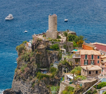 Malerisk udsigt over Vernazza landsby med Doria-slottet og farverige bygninger ved Middelhavets kyst i Cinque Terre, Italien