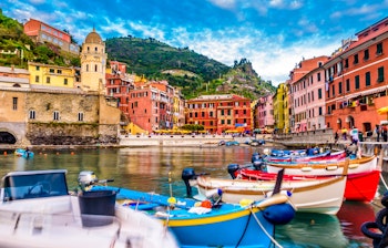 Idyllisk udsigt over den farverige fiskerby Vernazza i Cinque Terre med smukke bygninger ved Middelhavets azurblå vand