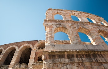 Verona Arena i Italien med karakteristiske buer og historisk arkitektur, berømt for storslåede operaforestillinger