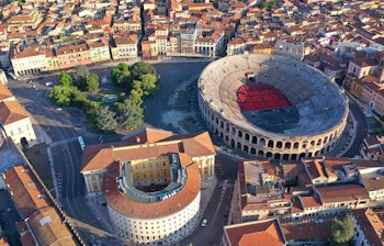 Luftfoto af den ikoniske Arena i Verona og rådhuset ved Piazza Bra, der viser den historiske bymidte i Norditalien