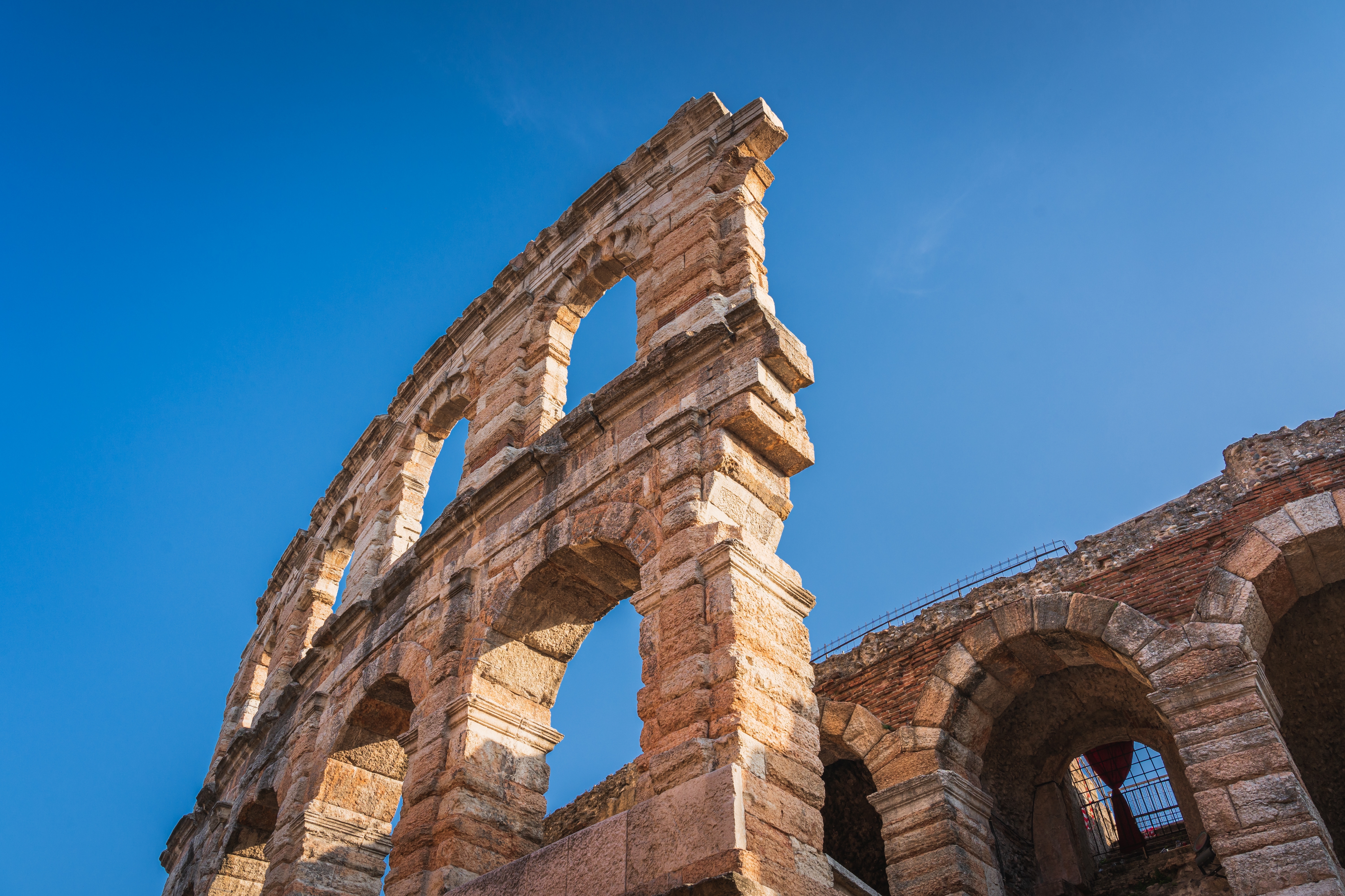 Historiske buer af Verona Arena mod blå himmel, et antikt romersk amfiteater i Norditalien