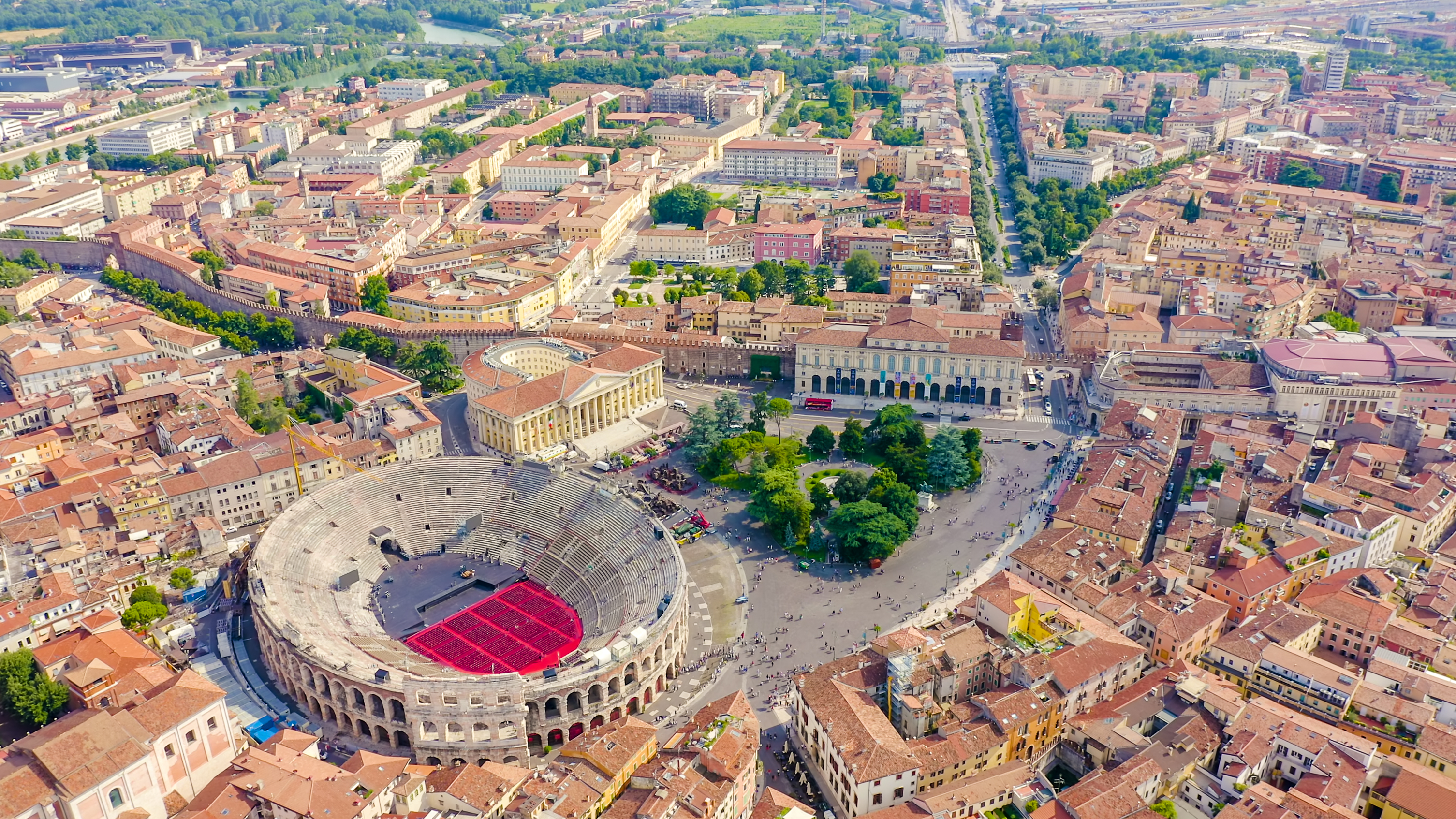 Luftfoto af Verona med det antikke Arena di Verona amfiteater og den historiske bymidte med terrakottatage i Norditalien