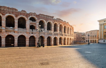 Morgenstemning ved Arena di Verona i Italiens historiske bymidte med det antikke amfiteater og omkringliggende pladser