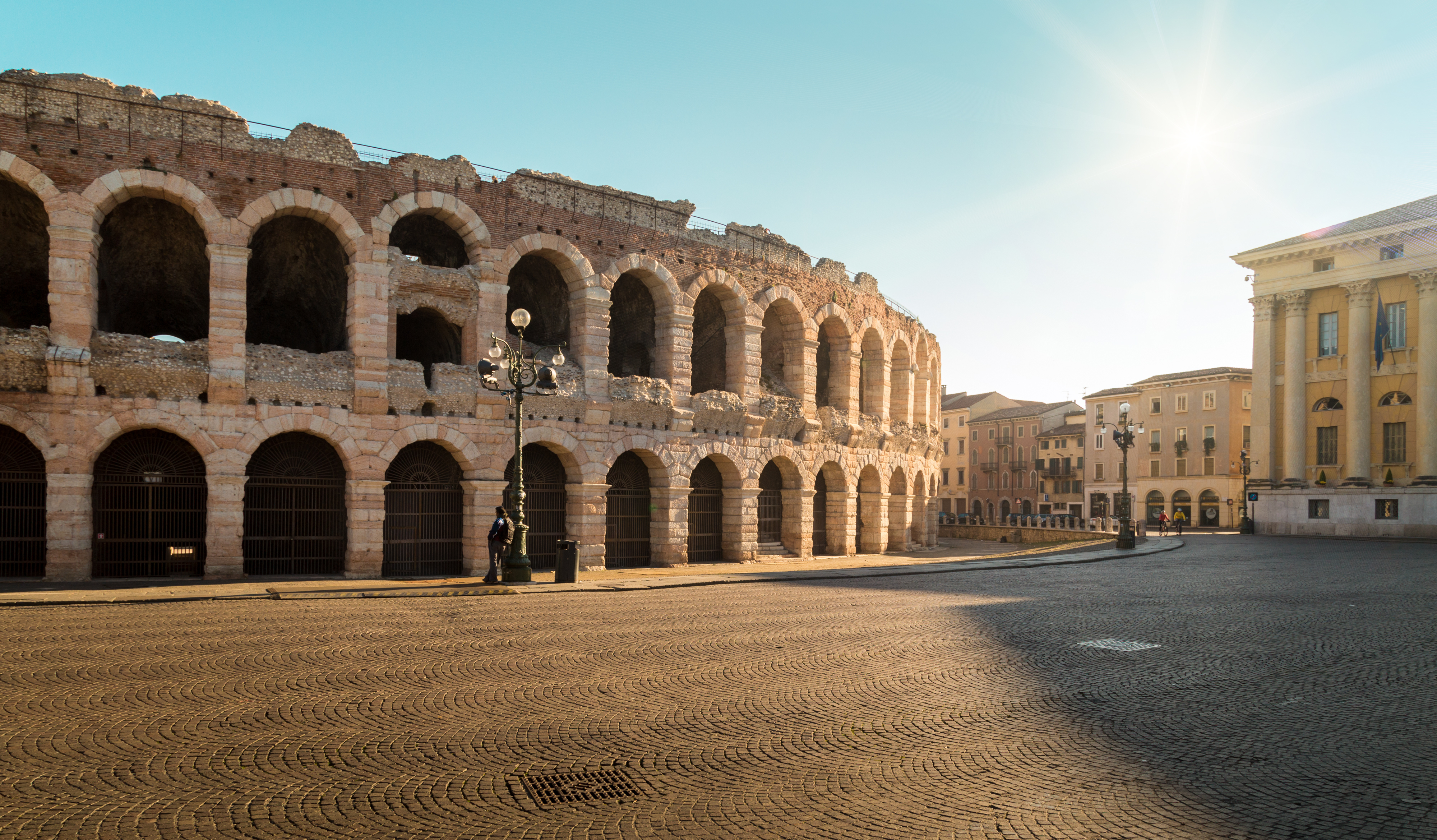 Den historiske Arena di Verona, et velbevarede romersk amfiteater fra antikken, badet i gyldent sollys på Piazza Bra i Norditalien